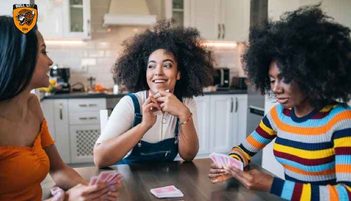 nhận biết người cầm ba đôi thông